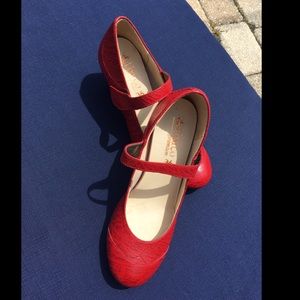 Women’s red dress shoe from Costa Rica size 6 usa